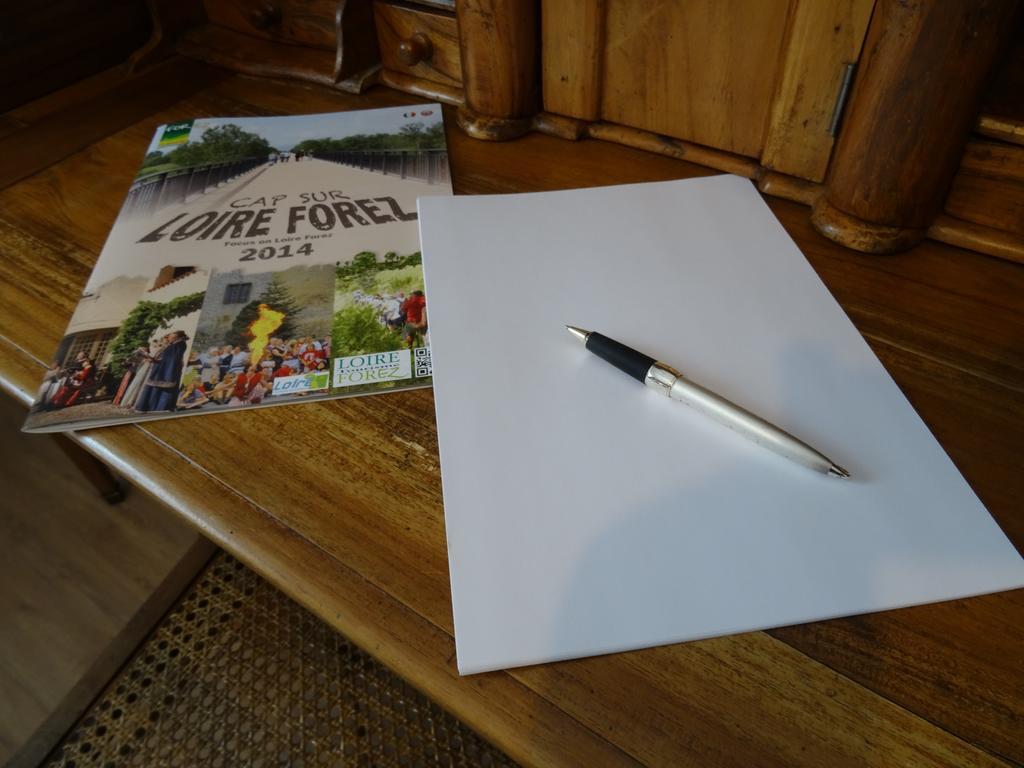 Une Chambre En Ville Savigneux  Kültér fotó
