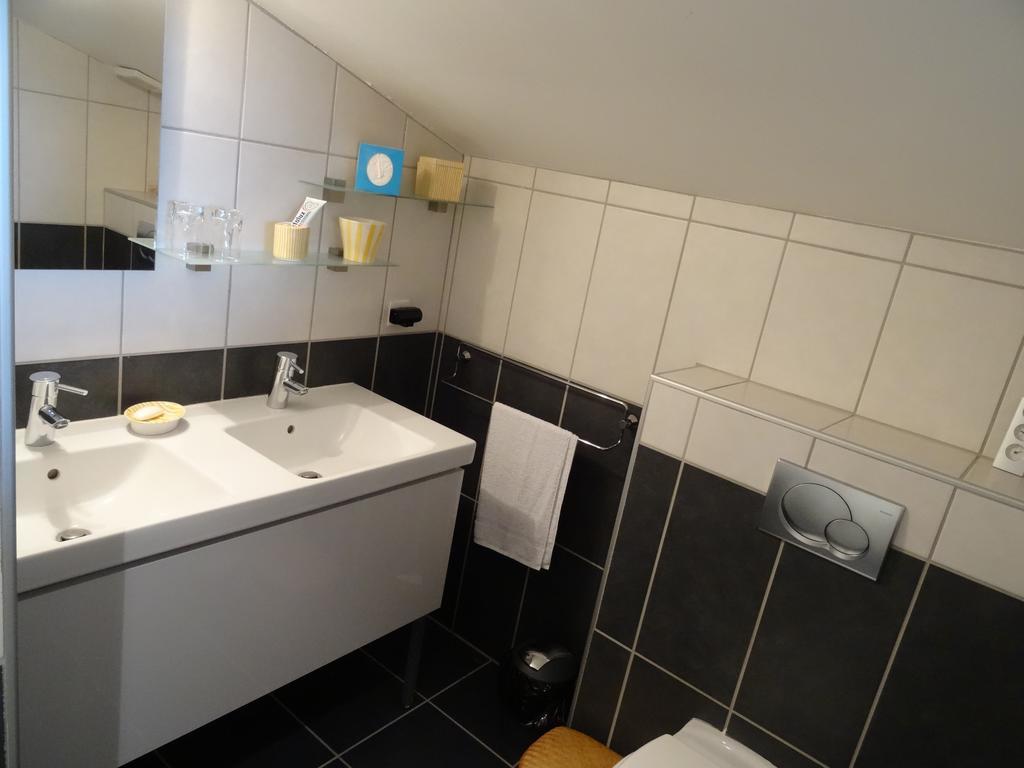 Une Chambre En Ville Savigneux  Szoba fotó
