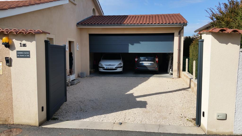 Une Chambre En Ville Savigneux  Kültér fotó