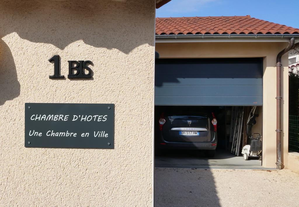 Une Chambre En Ville Savigneux  Kültér fotó